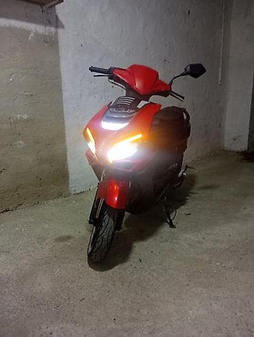 Sport üslublu şəhər içi hərəkət üçün ideal skuter. polabarod 50/80