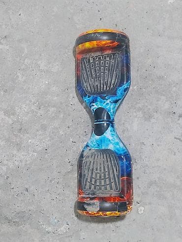 hover: Mavi və narıncı alov naxışlı hoverboard. Hər iki tərəfində ayaq qoymaq — 1