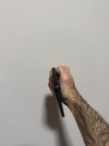 iphone 2 g: IPhone 16 Pro, Qara, Face ID — 5