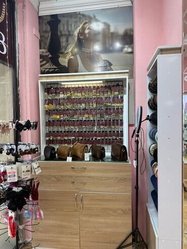 qizilin qramin qiymeti: Satılır; yalnız mebellər içindəki setkalar və qarmaqlar. Vitrində olan — 2