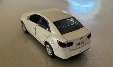 taxta oyuncaqlar: Ağ rəngli die-cast sedan oyuncaq avtomobil modeli - Material — 2