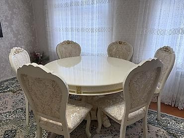 Qonaq otağı və ya yemək otağı üçün zərif klassik üslubda masa və stul — 2
