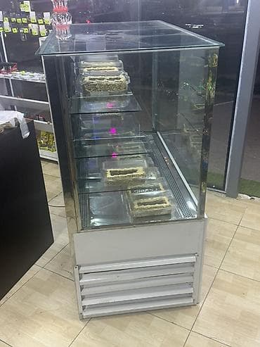 Dərin dondurucular: Şüşəli rəfləri olan bu soyuducu vitrin, müxtəlif məhsulların — 2