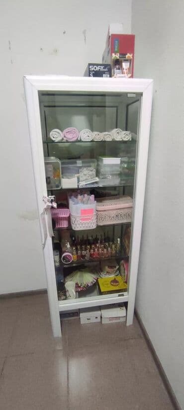 Şüşəli dolab vitrini