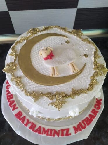 Qurban Bayramı temalı tort - Dizayn: Ağ fondantla örtülmüş, qızılı