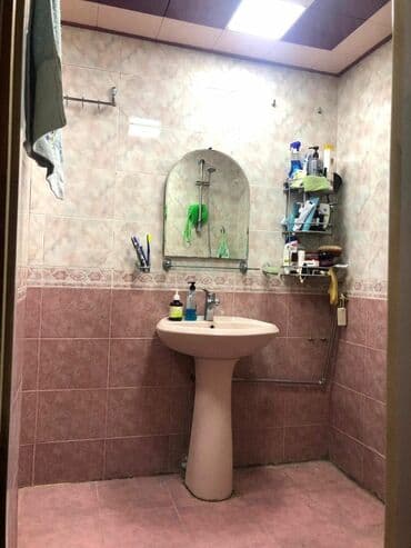 ecemi kirayə ev: Azadlıq metrosunun yanında. 130kv. Təmirli, əşyalı.4cü mərtəbə — 4