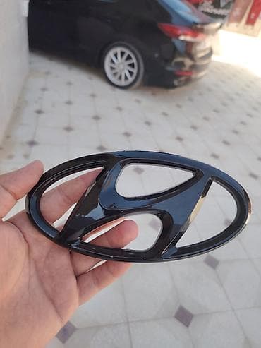 Hyundai üçün qara “H” loqo/nişan – parlaq qara (gloss black) örtüklü
