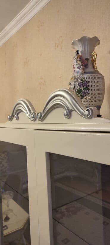 Kia: Стеклянная витрина-шкаф — 1