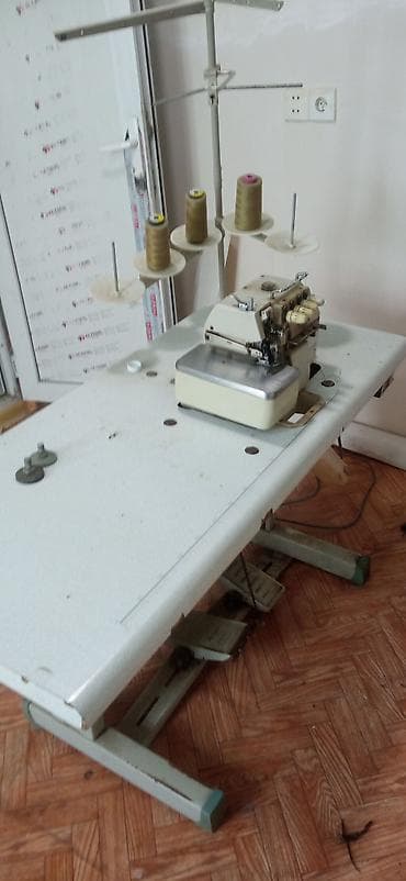 Sənaye overlok tikiş maşını və stol komplekti - 3/5 iplikli overlok