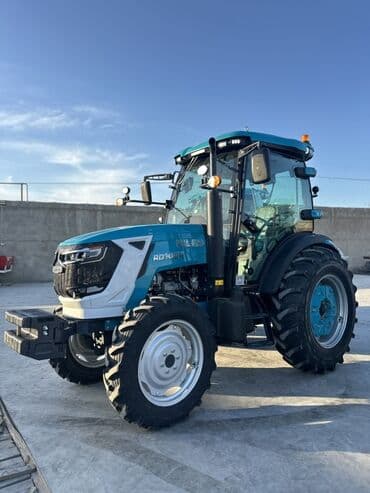dete 75 трактор: Yeni RD1004 modeli traktor. Mavi və ağ rənglərdə, kabinli və müasir — 1