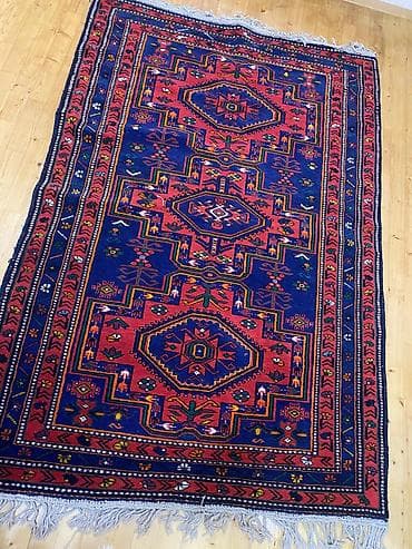 Qol toxunuşu xalça yalniz divardan asilib - Material: təbii yun sap -