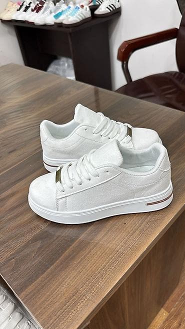 Ağ rəngli unisex krossovkalar - Minimalist dizayn: tam ağ üst hissə