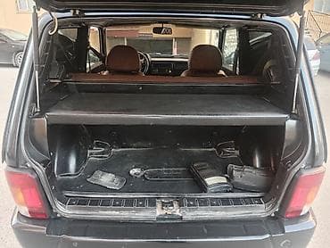 niva şüşələri: LADA Niva (VAZ 2121) 3 qapılı, qara rəngli off-road SUV — 6