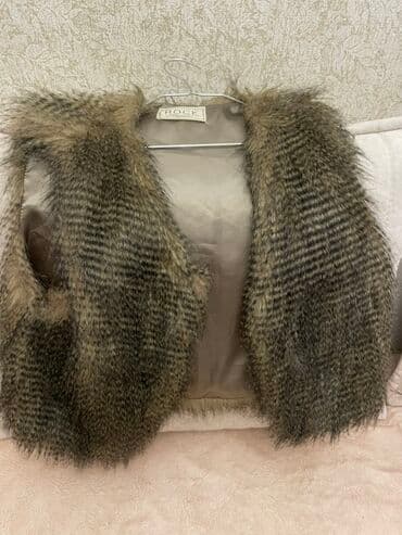 ROCK brendinin kürk jileti - Model: kürk jilet, yaxasız, açıq önlü -