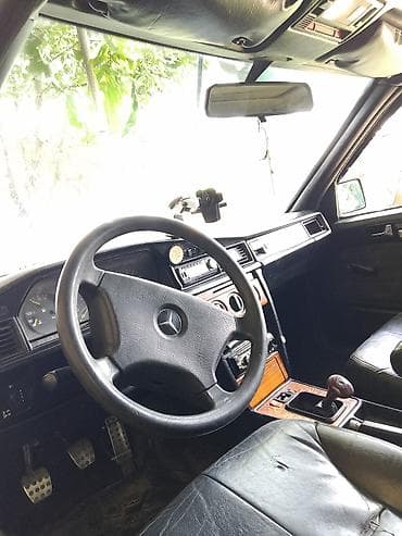ucuz parca: Mercedes-Benz 190 (W201) sedan Xüsusiyyətlər: - Kuzov: sedan, qara — 6