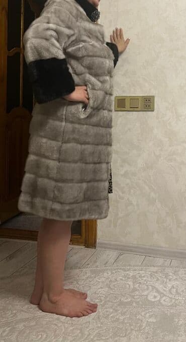 Zərif qadın kürkü - Model: dizə qədər uzunluqda, bərkimiş üfüqi lalafo.az -da Zərif qadın kürkü - Model: dizə qədər uzunluqda, bərkimiş üfüqi