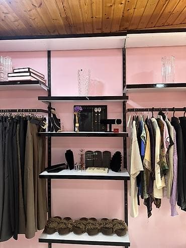 magaza refleri: Magaza baglandigi üçün vitrinlər satilir. Divara baglanan dəmirlər 1 — 4