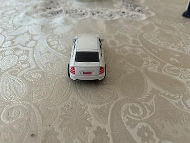 mini disk: Ağ rəngli metal oyuncaq avtomobil – sedan kuzovlu mini model — 3