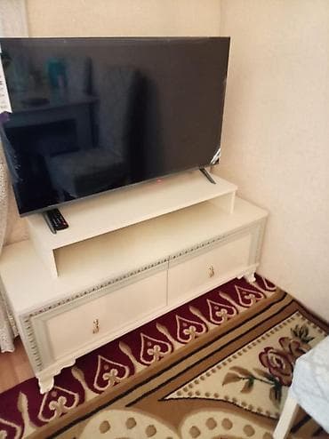 stullar ikinci əl: Klassik üslubda qonaq otağı mebel dəsti Tərkibi: - Geniş bufet/komod — 3