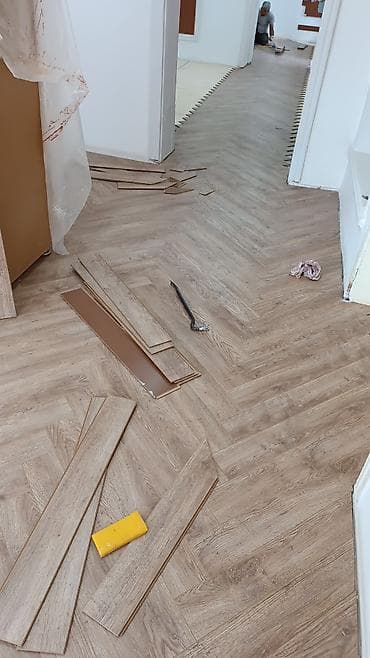 Laminat ustası her nov laminatlarin vurulmasi. Laqa dikt yığılması lalafo.az -da Laminat ustası her nov laminatlarin vurulmasi. Laqa dikt yığılması