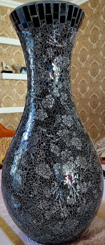 Süni güllər: 55-60 sm hündürlükdədir, 16-18 sm diametri var, şüşə materialdır — 1