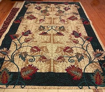 Xalça - Naxış: Təbii motivli, yarpaq və sarmaşıq elementləri ilə