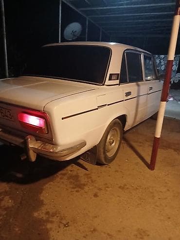 авто: VAZ 2103 sedan - Kuzov: klassik 4 qapılı sedan, ağ rəng - Salon: qara — 2