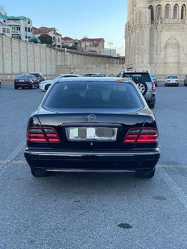 mercedes satisi: Mercedes-Benz E-Class (W210) sedan, qara rəng. Xüsusiyyətlər: - — 2
