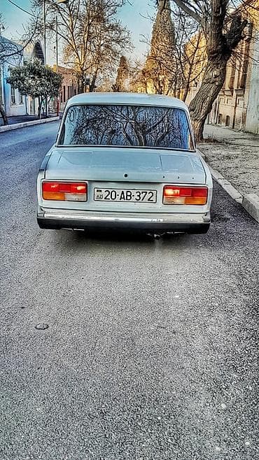 jiquli: VAZ 2107 sedan - Kuzov: 4 qapılı sedan, ağ rəng, bəzi panellərdə tünd — 7