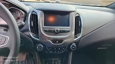 ucuz maşin: Chevrolet Cruze sedan – ağ rəng, 4 qapı, benzinli. Xüsusiyyətlər və — 4