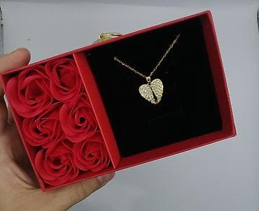 Hədiyyə qutusunda zərif qadın boyunbağı - Zəncir: incə, qızılı rəngli