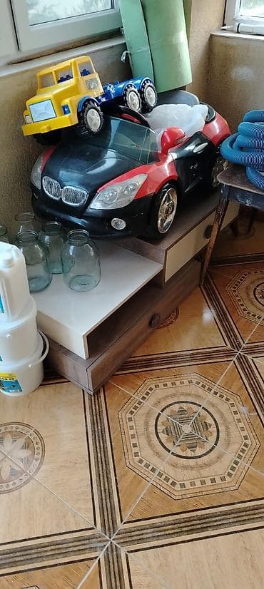 Uşaq üçün elektrikli oyuncaq maşın - Korpusu qara-qırmızı rəngdə