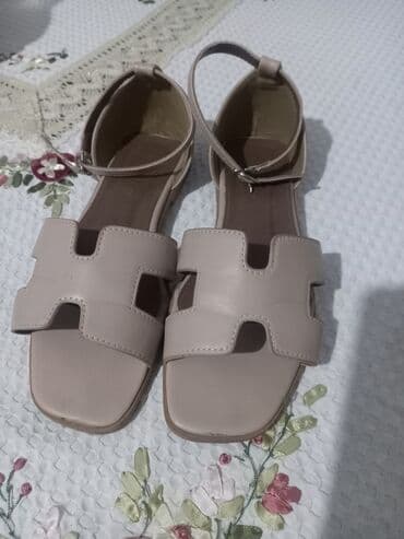 Tuflilər: Qadın üçün zərif sandal - Rəng: bej/nude - Dizayn: kvadrat burun, üst — 1