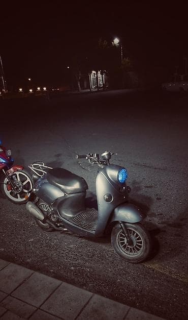 prava teleb etmeyen mopedler: Şəhər üçün kompakt skuter - Gümüşü/kül rəngli gövdə, retro üslublu ön — 1