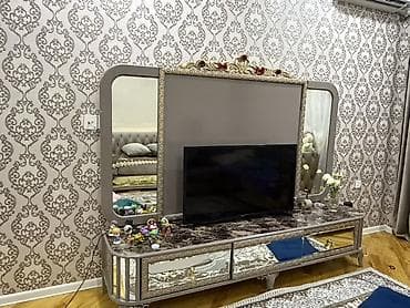 panel radiatorlar: Klassik üslubda TV stendi və böyük güzgülü konsol - Material: möhkəm — 1