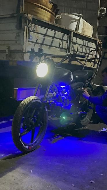 pirus 40 kuza: Kafe-reyser tərzində yığılmış şəhər motosikleti. Xüsusiyyətlər: - — 2