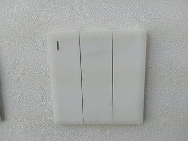 QAZ: Divarda quraşdırılmış, üç düyməli, ağ rəngli elektrik açarı. Yaşıl — 1