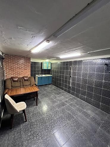 İCARƏYƏ: Xüsusiyyətlər: - Tək geniş otaq: tünd çərçivəli kafel