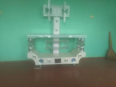 saatlar type 1: Düz TV altlığı, Polkalı — 1