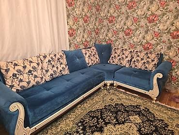 ağ divan: Mavi məxməri L formalı künc divan - Klassik üslubda ağ dekorlu taxta — 1