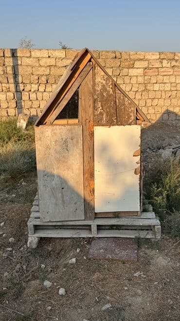 arı yuvası: Taxta və fanerdən hazırlanmış, dam örtüyü olan bu daxma kiçik — 2