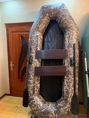 İki ədəd şişmə qayıq təklif olunur. Bir qayıq kamuflaj rəngdədir