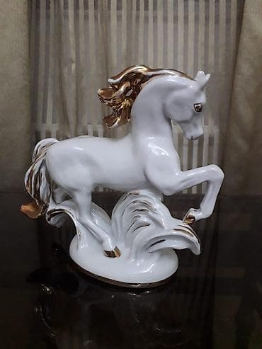 купить лошадь: Статуэтка "Конь". Фарфор, золочение. СССР, ЛФЗ, 1956 год — 1