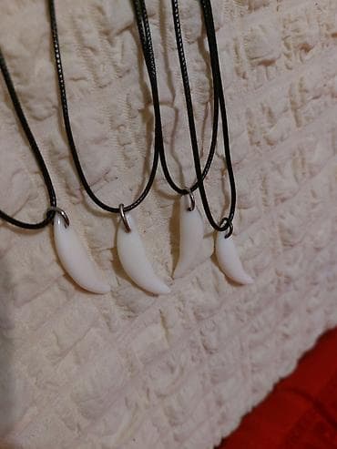 ereb qizili instagram: Boyunbağı, Ünvandan götürmə — 3