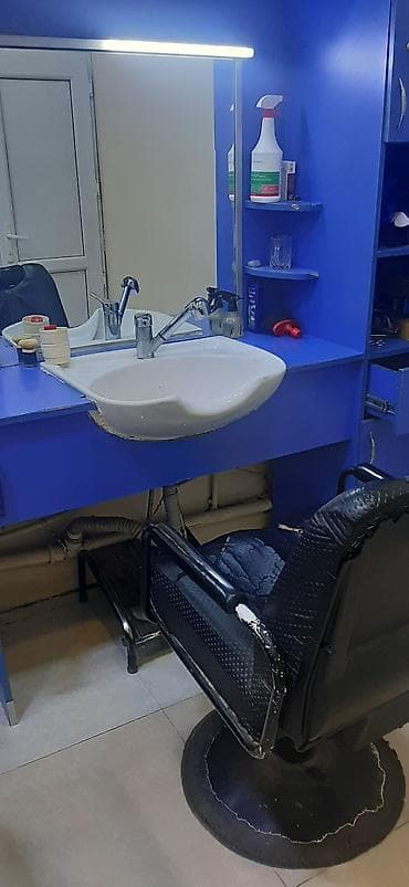 - 3 iş yeri üçün mavi salon stendləri: böyük güzgü, üst şkaflar