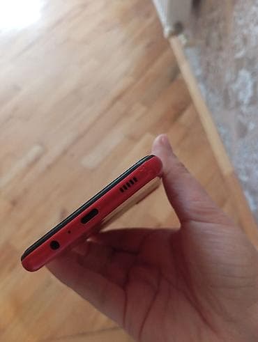 azercell modem internet paketleri: Qırmızı korpuslu smartfon - Ön hissədə damla tipli kamera çıxıntısı — 5