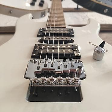 gitara haqqinda melumat: Elektro-gitara Smiger S-G5 Simlərin sayı: 6 Üst: Cökə ağacı Qol — 3