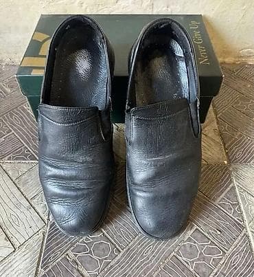 Qara rəngli klassik kişi ayaqqabısı. Slip-on modeldir, yəni bağsız və