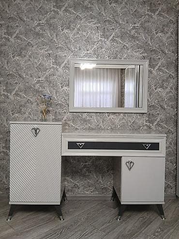 tumboçka: Ağ rəngdə dəbli mebel dəsti Tərkibi: - Güzgülü makiyaj/iş masasının — 1