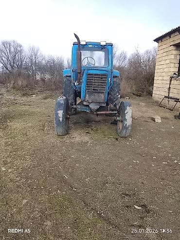 ural masin: Mavi rəngli təkərli traktor - Kabinli, qabaq və arxa işıqlarla - — 1